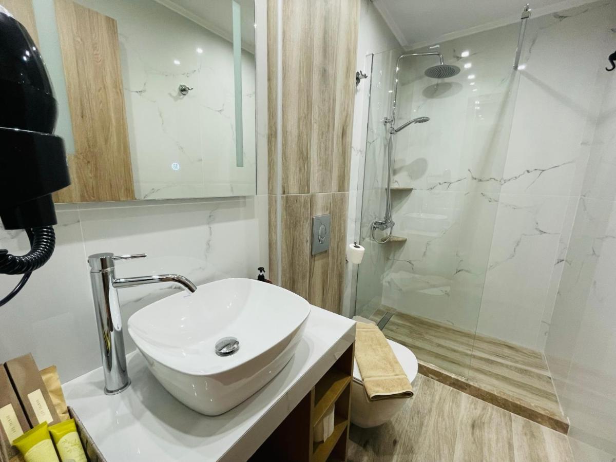 Xenios Suites 리구리오 외부 사진